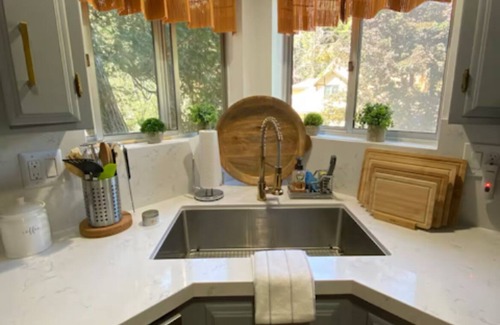 Arrowhead Villas Cottage | Luxe Cozy Lake Arrowhead Cabin New Hot Tub Kid & Dog Friendly