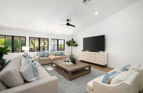 Desert Club Estates House | Luxe Designer Home, Pool/ Spa, Pool Table, eBikes, EV Charger, min 30 night stay