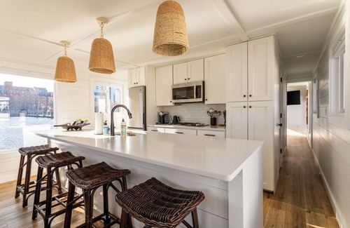 Eastport Boat Rental | Luxe Houseboat: Breathtaking Skyline 360 Views