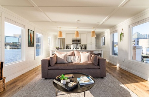 Eastport Boat Rental | Luxe Houseboat: Breathtaking Skyline 360 Views