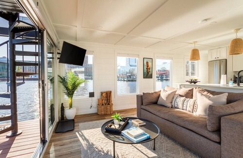 Eastport Boat Rental | Luxe Houseboat: Breathtaking Skyline 360 Views