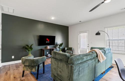 Charlotte House | Luxe King 3BR Townhouse Uptown Charlotte