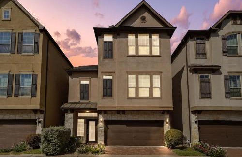 Spring Shadows House | Luxe King 5BR Retreat with Fire Pit near Energy Corridor