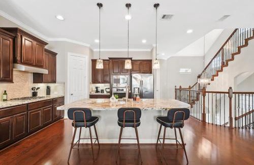 Spring Shadows House | Luxe King 5BR Retreat with Fire Pit near Energy Corridor