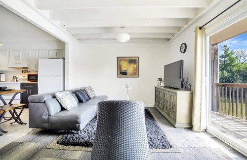 Grandview House | Luxe Lakefront Getaway in Heart of City! (CDC Safe)