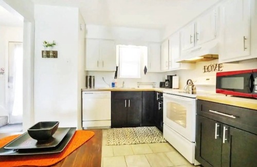 Grandview House | Luxe Lakefront Getaway in Heart of City! (CDC Safe)