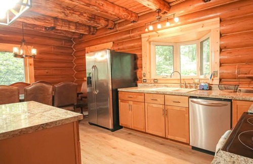 Paris Cabin | Luxe Log Chalet | Sauna, River, Fire, Kayaks/Tubes