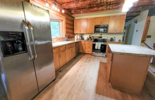 Paris Cabin | Luxe Log Chalet | Sauna, River, Fire, Kayaks/Tubes