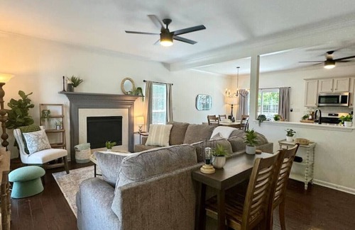 Mount Vernon House | Luxe Oasis Northshore Choto Pets OK 3 KING 4 TWINS