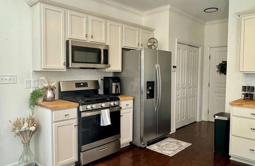 Mount Vernon House | Luxe Oasis Northshore Choto Pets OK 3 KING 4 TWINS