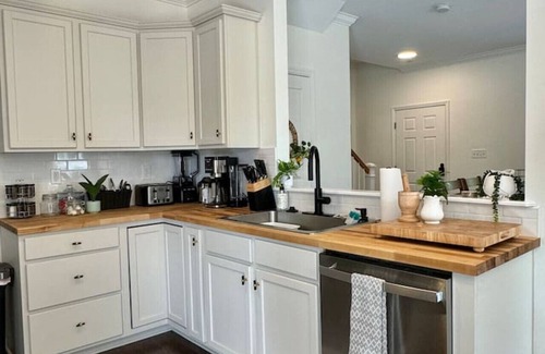 Mount Vernon House | Luxe Oasis Northshore Choto Pets OK 3 KING 4 TWINS