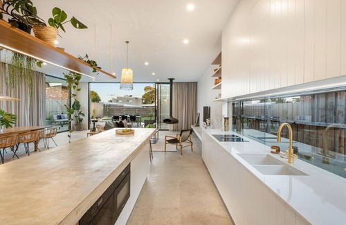Flinders House | LUXE poolside living, in the heart of Flinders.