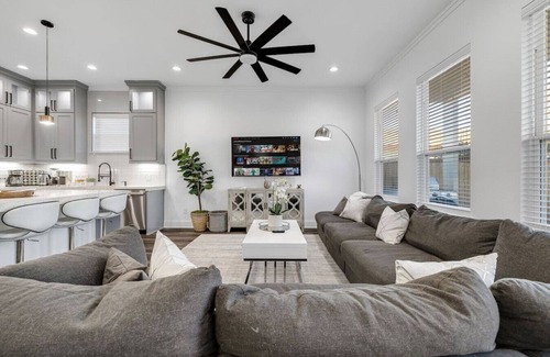 West Dallas Apartment | Luxe Retreat-Hot Tub/Pool/Firepit near State Fair