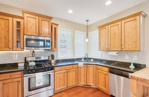 Troutdale House | Luxe Retreat Near Columbia River Gorge & Multnomah Falls