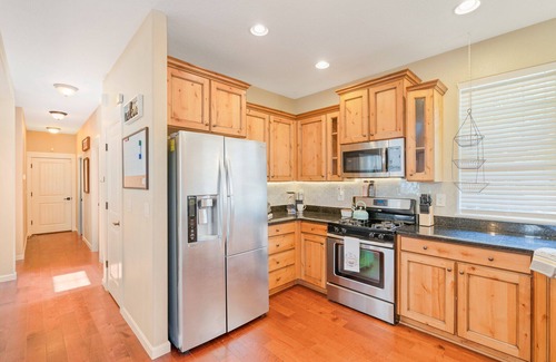 Troutdale House | Luxe Retreat Near Columbia River Gorge & Multnomah Falls