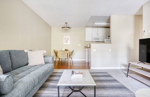 Santa Clara Apartment | Luxe Santa Clara 2BR w/W/D, Gym, Pool, shuttle to Apple, by Blueground
