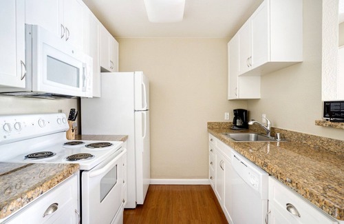 Santa Clara Apartment | Luxe Santa Clara 2BR w/W/D, Gym, Pool, shuttle to Apple, by Blueground