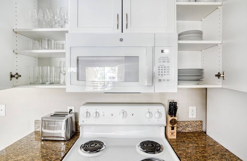 Santa Clara Apartment | Luxe Santa Clara 2BR w/W/D, Gym, Pool, shuttle to Apple, by Blueground
