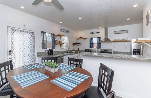 Southeastern Sacramento House | Luxe spacious 3BR in Oak Park Sacramento!