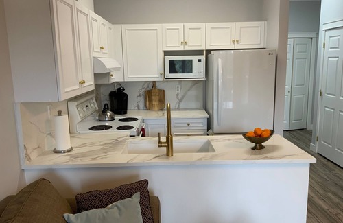 North Glenmore Apartment | Luxe Studio With Full Kitchen - 102A