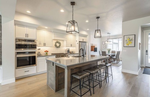 Harris Ranch House | Luxe Townhouse with Fire Pit & Pool Access Micron