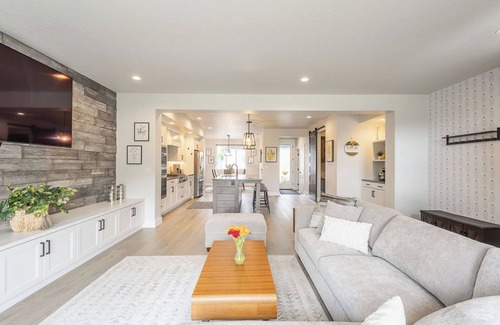 Harris Ranch House | Luxe Townhouse with Fire Pit & Pool Access Micron