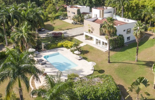 San Jeronimo Villa | Luxe Villa de Verano Boutique / Pool & Hot Tub 7BD