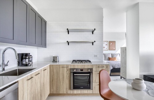 West Loop Apartment | Luxe West Loop Studio w/Gym, Pool, Coworking, walk to UIC, by Blueground
