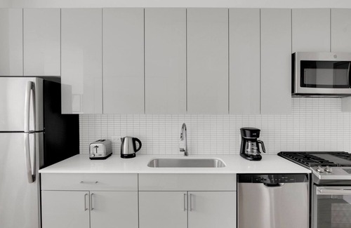 West Loop Apartment | Luxe West Loop Studio w/Gym & Pool in heart of Greektown, by Blueground