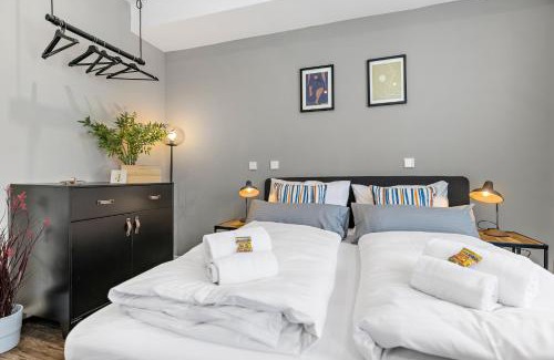 Antonviertel Apartment | LUXOMES - Stylish & New Design Apartment - Kitchen - Netflix