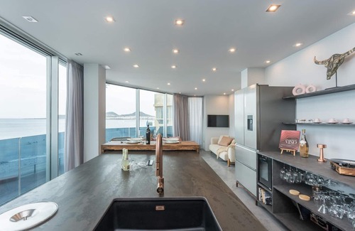 Las Palmas de Gran Canaria Apartment | Luxury Suite Facing Las Canteras Beach