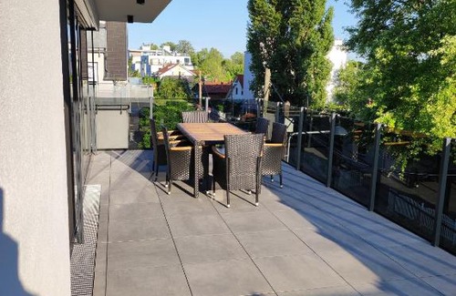 Kaisermuhlen Apartment | Luxuriöses Penthouse mit Blick auf die UNO-City und dem Kaiserwasser. 3Schlafzimmer, 2 Bäder, privat Lift ins Apartment