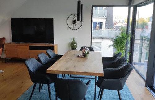 Kaisermuhlen Apartment | Luxuriöses Penthouse mit Blick auf die UNO-City und dem Kaiserwasser. 3Schlafzimmer, 2 Bäder, privat Lift ins Apartment