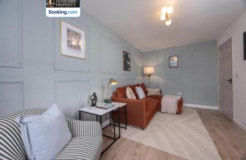 Leeds House | Luxuriou 5 Bedroom House By Homebird Property Management Short Lets & Serviced Accommodation Leeds With Private Parking & Free WiFi