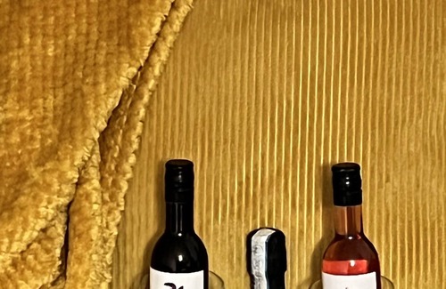 Brierley Hill Condo | Luxurious 1 bd on the Waterfront. Walking distance to many amenities and shops.