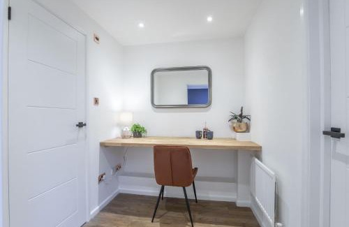 Cheltenham House | Luxurious 1 Bed Detached Home with Gated Parking