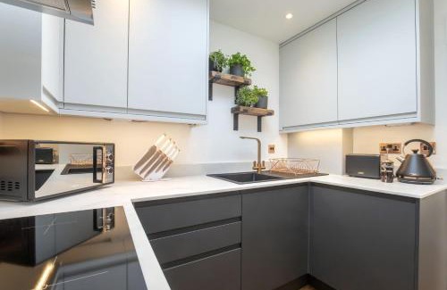 Cheltenham House | Luxurious 1 Bed Detached Home with Gated Parking