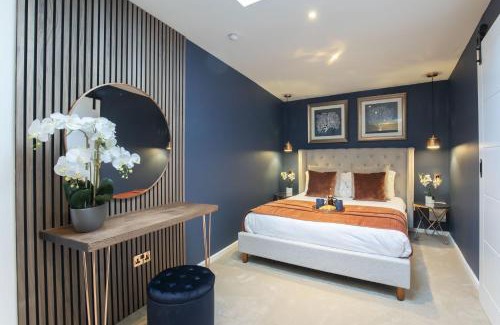 Cheltenham House | Luxurious 1 Bed Detached Home with Gated Parking