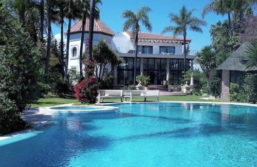 Nueva Andalucia Villa | Luxurious 10-Bed Oasis: Pool, Garden & Glamour!