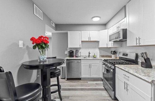 St. Charles Historic District Apartment | Luxurious 2-Bedroom Abode with Elevated Comforts Near Main Street