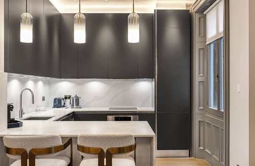 Holland Park Apartment | Luxurious 2-bedroom apartment in London with AC, underfloor heating & fast WiFi