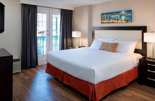 Kelowna Central Business District Condo | Luxurious 2 bedroom condo on Lake Okanagan