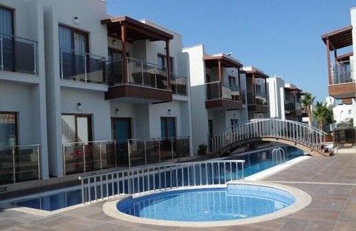 Turgutreis Apartment | luxurious 2 bedroom ground floor apartment with communal swimming pool.