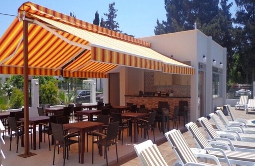 Turgutreis Apartment | luxurious 2 bedroom ground floor apartment with communal swimming pool.