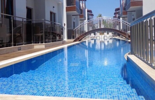 Turgutreis Apartment | luxurious 2 bedroom ground floor apartment with communal swimming pool.