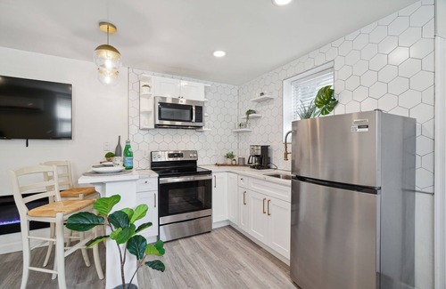 Kensington Apartment | Luxurious 2BD vacation rental, short term, central, family-friendly, free WIFI