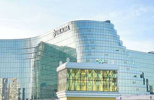 Paranaque Apartment | Luxurious 2BR with Sunset and Pool View across Okada Manila Bay