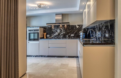 Estepona Apartment | Luxurious 3-Bedroom Apartment in Estepona with Pools, near Port and Beaches