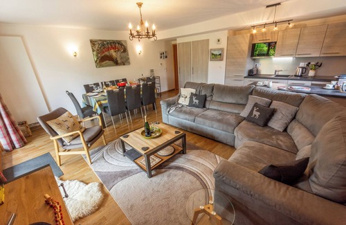 Samoens Apartment | Luxurious 3 bedroom apartment with hot tub and terrace in an envious location