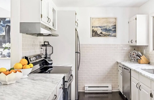 Noyack Cottage | Luxurious 3-Bedroom Sag Harbor Cottage: Designer Renovation with Water Views